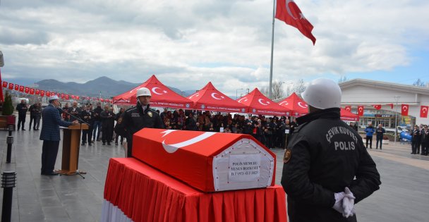 Hayatını Kaybeden Polis Babasının Şapkasını Bir An Olsun Başından Çıkarmadı