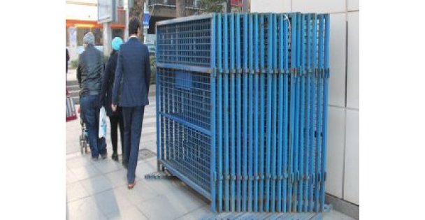 HDP binası önünde barikatlar hazır bekletiliyor