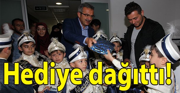 Hediye dağıttı!