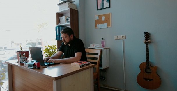 Hem haşere kontrol uzmanı hem de polisiye yazarı