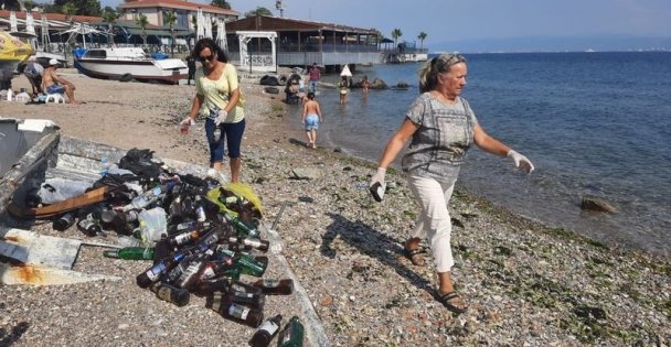 Her gün ailesiyle sahili temizliyor