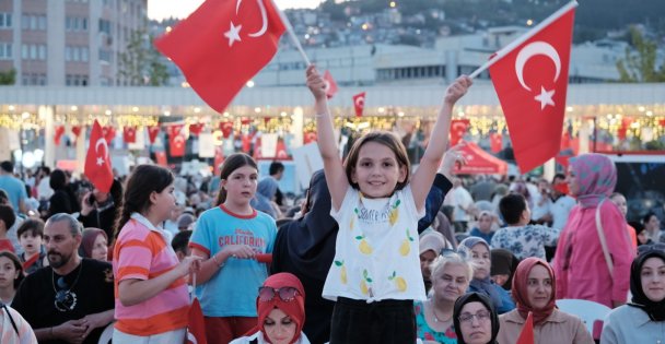 Her yer Ay-Yıldız