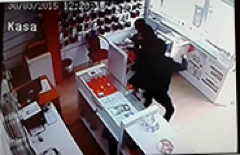 Hırsızlık anı kameraya yansıdı