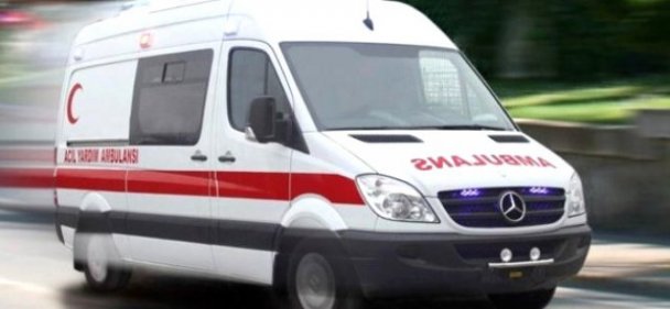 Hızını alamayan otomobil takla attı!