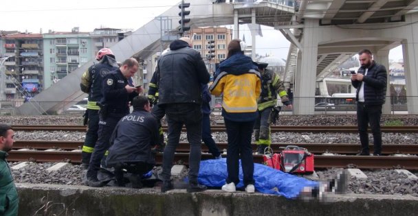 Hızlı tren hattına atlayan şahsı film seyreder gibi seyrettiler