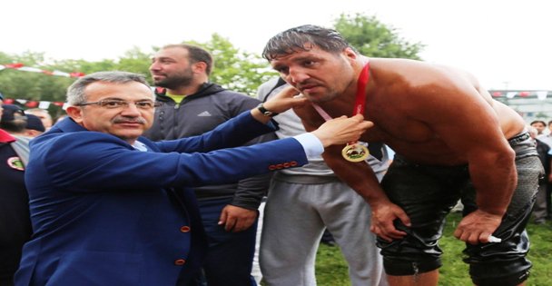 Hünkar Çayırı'nda  başpehlivanlar geçidi