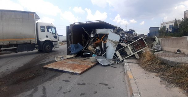 Hurda yüklü tır devrildi