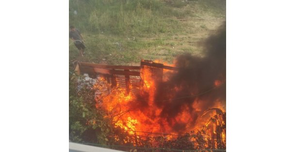 Hurdalık olarak kullanılan kulübe alevlere teslim oldu