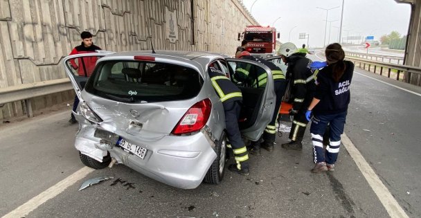 Hurdaya Dönen Otomobilde Sıkışanların İmdadına İtfaiye Yetişti