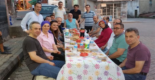 Hürriyet iftarda halkın arasında