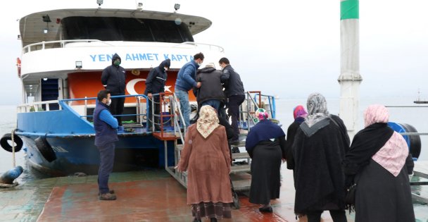 Huzurevi sakinleri, İzmit Körfezi turuyla deniz havası almanın keyfini yaşadı