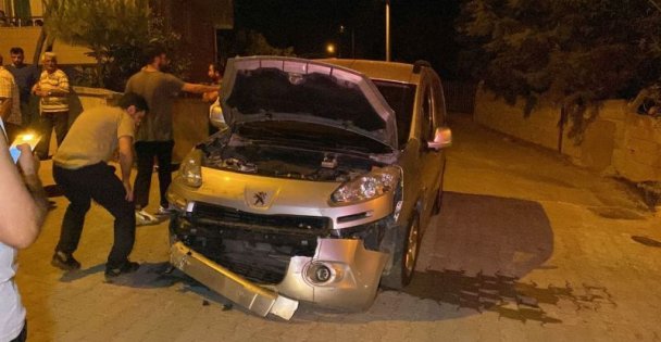 İki hafif ticari araç çarpıştı: 1 yaralı