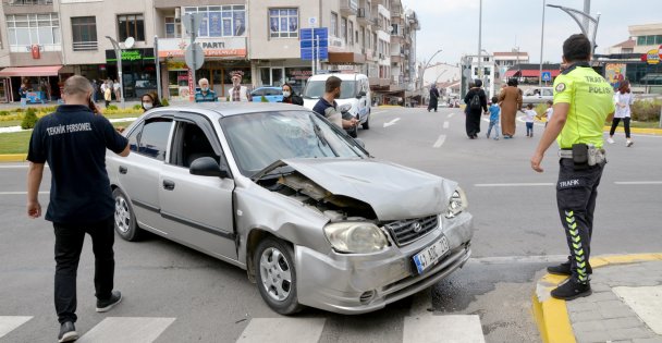 İki Otomobil Çarpıştı: 2 Yaralı