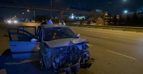 İki otomobil çarpıştı: Anne ve kızı yaralandı