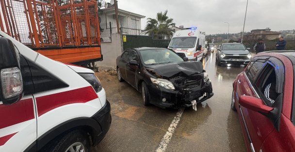 İki Otomobil Kafa Kafaya Çarpıştı: 1'i Çocuk 4 Yaralı