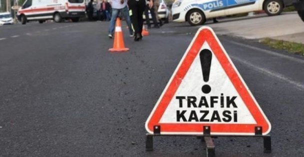 İki Otomobil Kafa Kafaya Çarpıştı: 2'si Çocuk 4 Yaralı