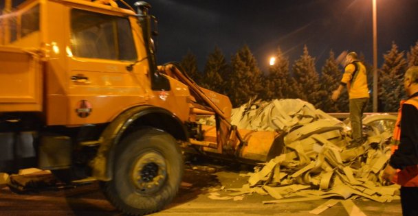 İki Tır Çarpıştı, Kartonlar Yola Savruldu