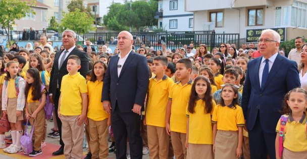 İlk ders zilinde Bıyıktan öğrencilere destek