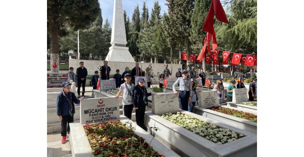 İLKÇEV izcileri Gebze Sehitliği'ni ziyaret etti.