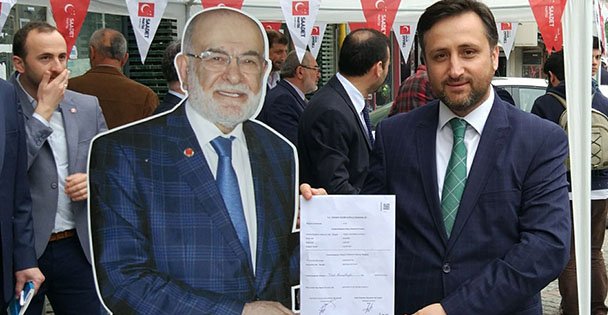 İmza verenler hatıra fotoğrafı çektiriyor
