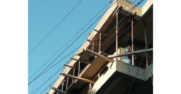 İnşaat işçileri elektrik akımına kapıldı