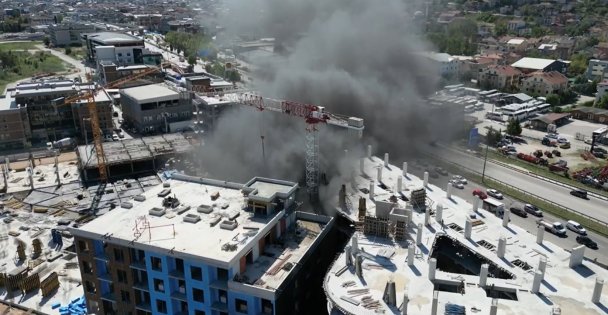 İnşaatta çıkan yangın gökyüzünü siyaha bürüdü