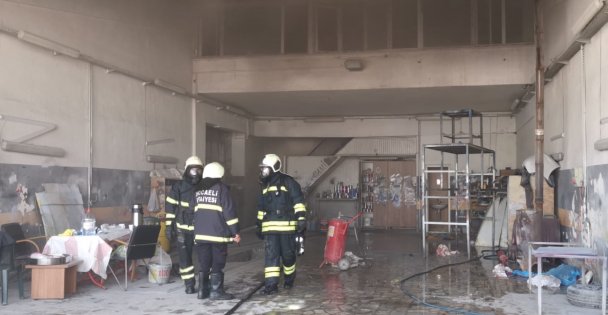 İş yerinde çıkan yangında 2 kişi dumandan etkilendi