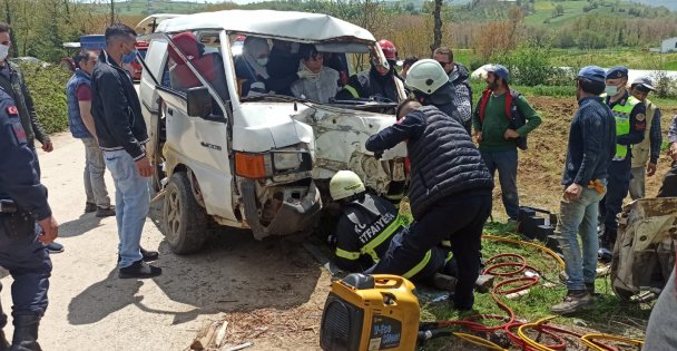İşçi Minibüsü Elektrik Direğine Çarptı: 5 Yaralı