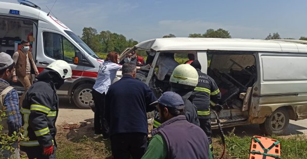 İşçi minibüsü elektrik direğine çarptı: 5 yaralı