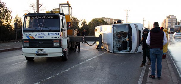 İşçi servisi devrildi: 11 kişi hastanelere taşındı!