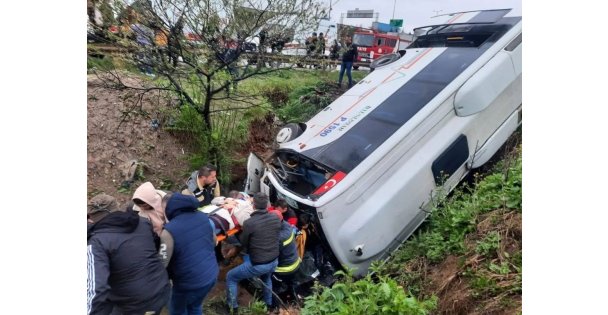 İşçi servisi devrildi: 8 yaralı (VİDEOLU HABER)