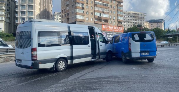 İşçi Servisi İle Kargo Minibüsü Çarpıştı: 4 Yaralı