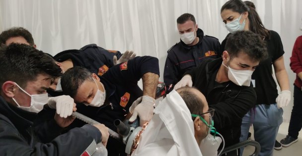 İşçinin Sırtına Saplanan Testere Bıçağı İtfaiye Ekiplerince Kesildi