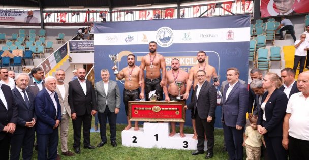 İshakçılar'da Başpehlivan Seçkin Duman