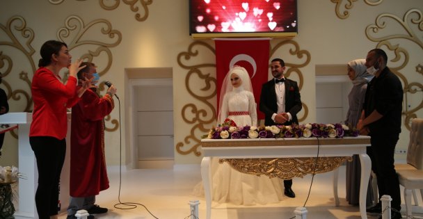 İşitme engelli çift tercüman aracılığıyla ‘Evet' dedi