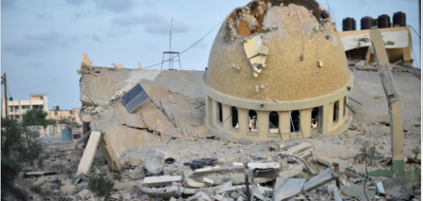 İsrail, Gazze'de Büyük Cami'yi vurdu