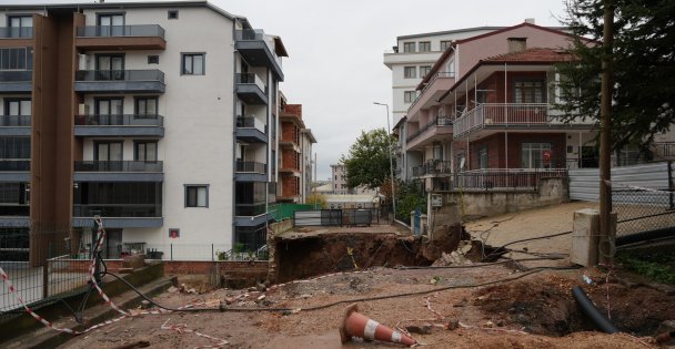 İstinat Duvarı Çöktü: 4 Bina Mühürlendi, 83 Kişi Tahliye Edildi