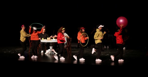 ‘'İyi Dersler Hayat'' Adlı Oyunu Öğretmenler Sahneledi