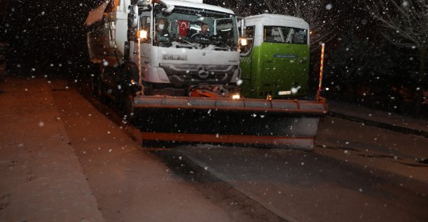 İzmit Belediyesinden Kar Küreme Ve Tuzlama Çalışması