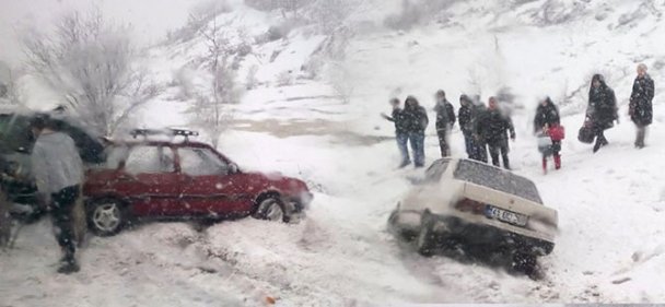 İzmit-Kandıra yolunda otomobiller birbirine girdi!