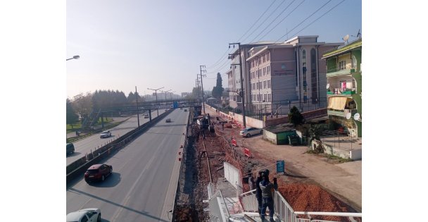 İzmit Lisesi Önündeki Yeni Üstgeçitte Zemin Kaplama Yapılıyor