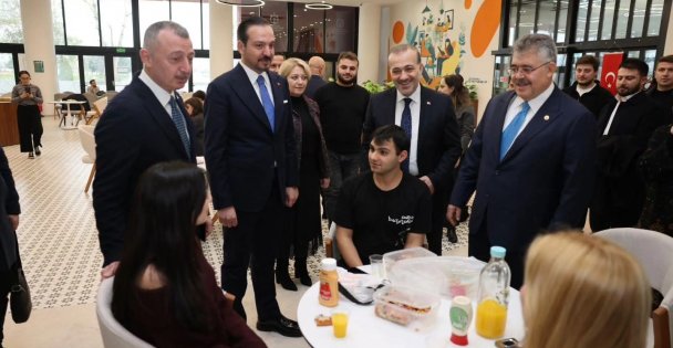 İzmit Millet Bahçesi, Alev Alatlı Kütüphanesi ve Gonca'yı gezdi;  Kürşad Zorlu'dan Büyükakın'a tebrik