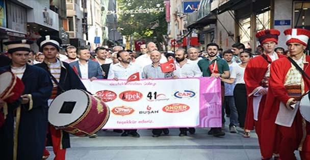 İzmit'in festivali renkli başladı