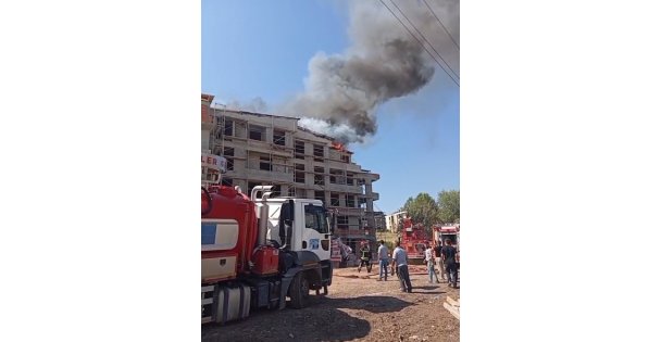 İzolasyon çalışması sırasında çatı alevlere teslim oldu