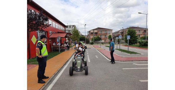 Jandarmadan öğrencilere uygulamalı trafik eğitimi