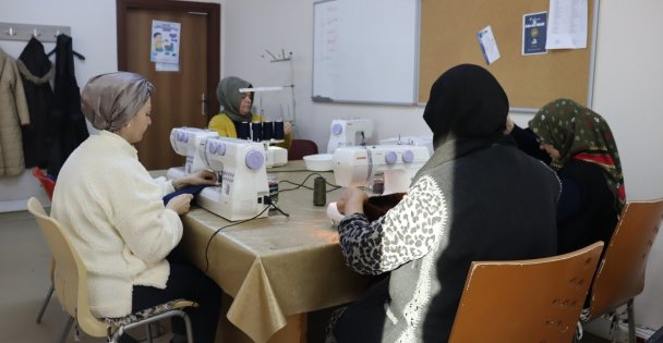 Kadın kursiyerler, deprem bölgesindeki çocuklar için eşofman takımı üretiyor