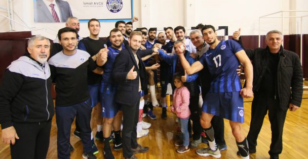 Kağıtspor voleybolda liderliği geri aldı