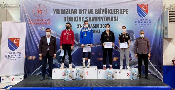 Kağıtsporlu Gökçe Kürsünün Zirvesinde
