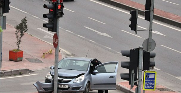 Kaldırıma çıkıp direğe çarptı