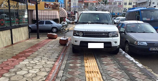 Kaldırımı kapattı!